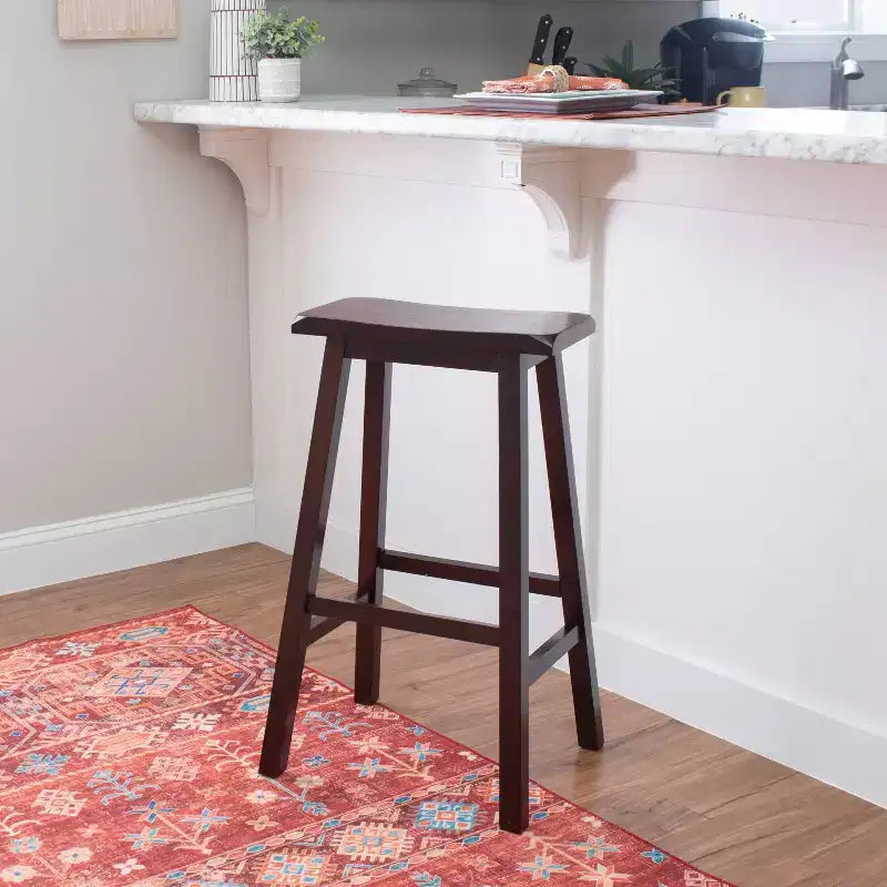 Tabouret de bar 30" sans dossier avec assise inclinée marron bois - Linon : Bois d'hévéa, repose-pieds, hauteur fixe