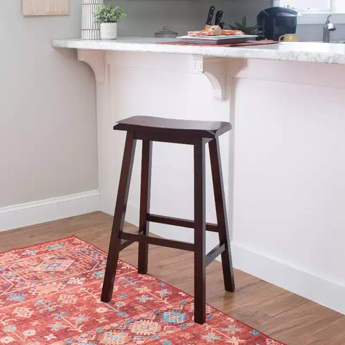 Tabouret de bar 30" sans dossier avec assise inclinée marron bois - Linon : Bois d'hévéa, repose-pieds, hauteur fixe