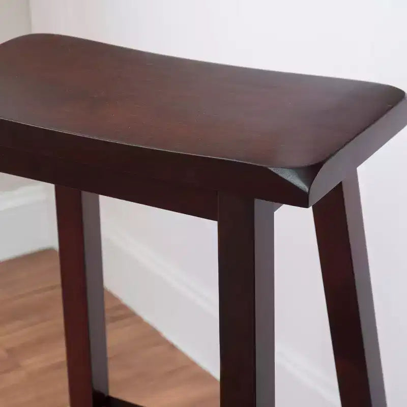 Tabouret de bar 30" sans dossier avec assise inclinée marron bois - Linon : Bois d'hévéa, repose-pieds, hauteur fixe