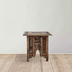 Table d'appoint pliante Boho Urban Port 21 po avec panneaux sculptés de fleurs et pieds en noyer/bois naturel