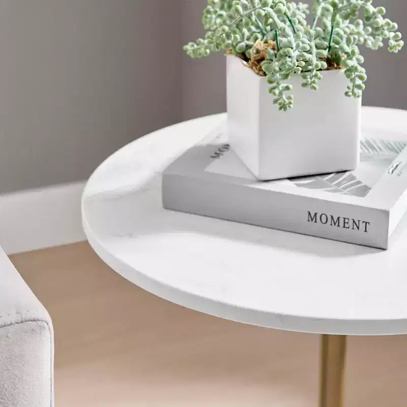 Danya B. Fritz Table d'appoint piédestal Mid-Century Modern avec plateau en marbre blanc/or