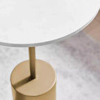 Danya B. Fritz Table d'appoint piédestal Mid-Century Modern avec plateau en marbre blanc/or