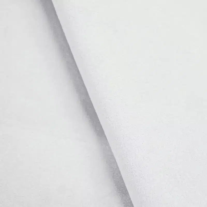 Lit incurvé Janeth en velours blanc de Skyline Furniture – Grand : design élégant en dos d'âne, cadre en pin, remplissage en fibres de polyester