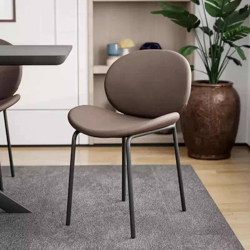 Chaise de salle à manger moderne LeisureMod Servos – Siège en cuir synthétique rembourré avec dossier incurvé et pieds en métal, confortable pour cuisine, salle à manger, café