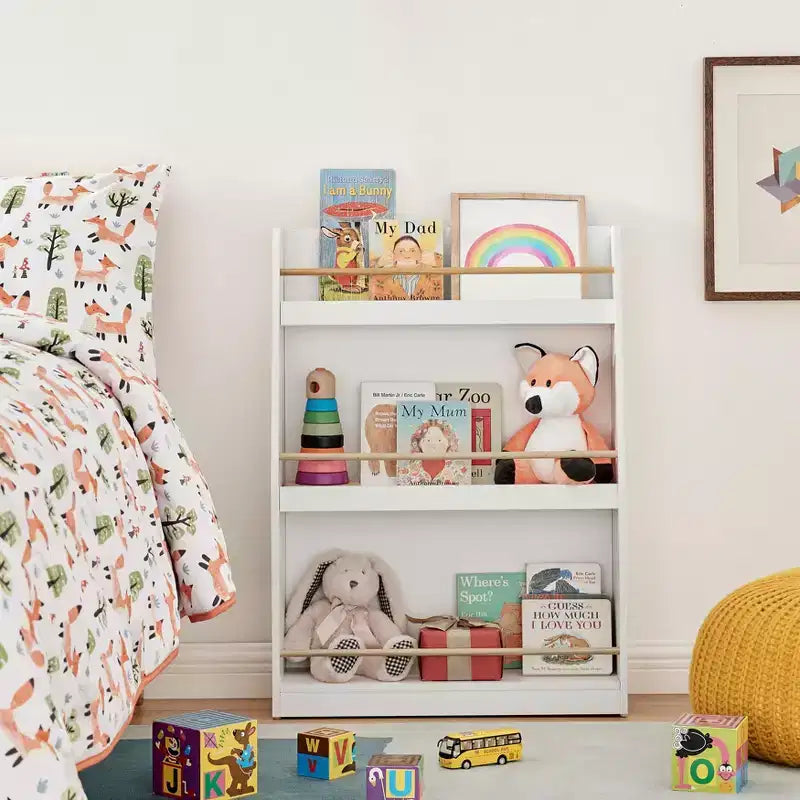 Danya B Étagère de rangement autoportante à 3 niveaux pour livres ou magazines pour enfants, blanche, avec tiges contrastantes couleur bois