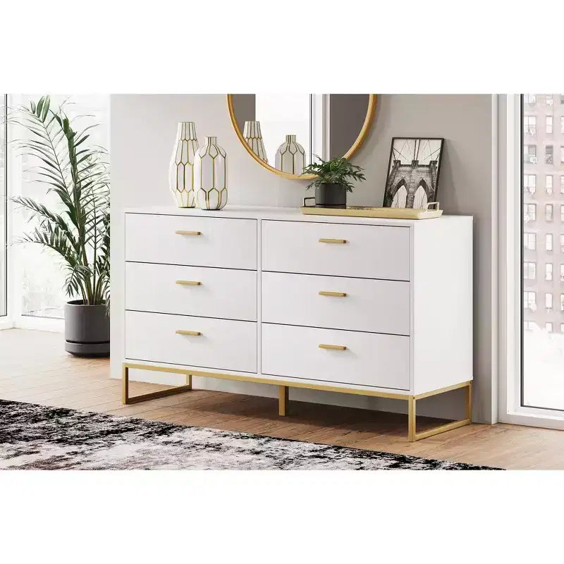 Commode 6 tiroirs Ashley Socalle Signature Design, Blanc avec ferrures dorées, Style chic moderne