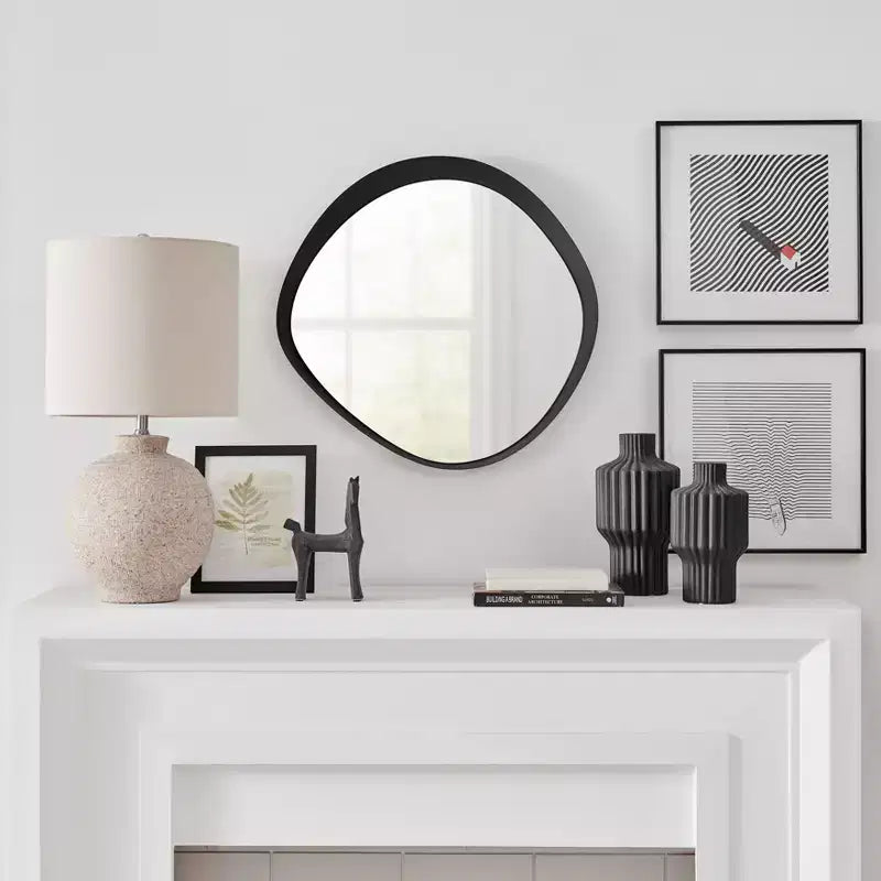 Miroir mural rond asymétrique contemporain Sonya de 61 cm avec cadre en fer noir en relief