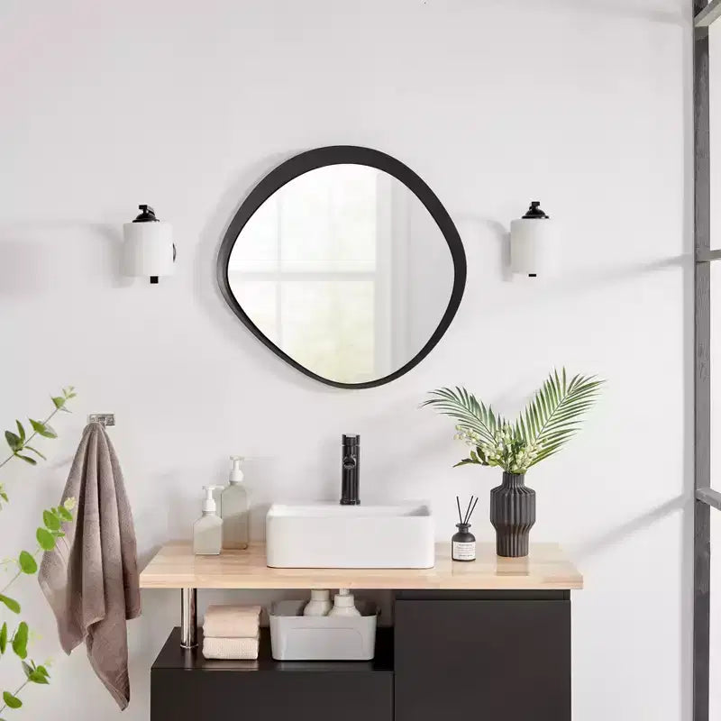 Miroir mural rond asymétrique contemporain Sonya de 61 cm avec cadre en fer noir en relief