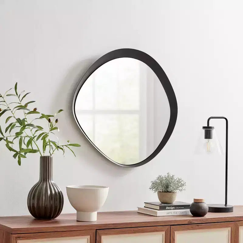Miroir mural rond asymétrique contemporain Sonya de 61 cm avec cadre en fer noir en relief