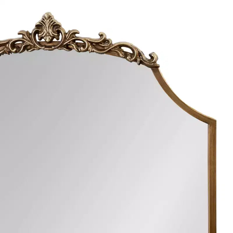 Miroir Arendahl de style traditionnel avec bordure festonnée, couleur or, de Kate & Laurel All Things Decor