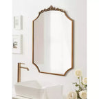 Miroir Arendahl de style traditionnel avec bordure festonnée, couleur or, de Kate & Laurel All Things Decor