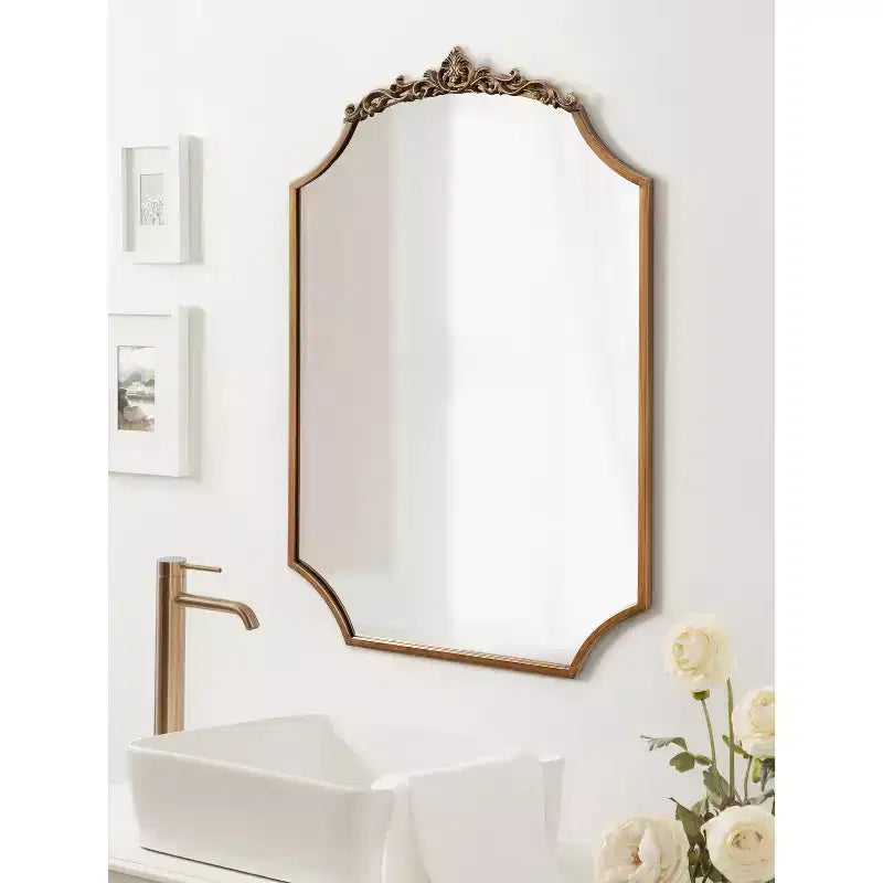 Miroir Arendahl de style traditionnel avec bordure festonnée, couleur or, de Kate & Laurel All Things Decor