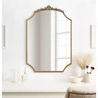 Miroir Arendahl de style traditionnel avec bordure festonnée, couleur or, de Kate & Laurel All Things Decor