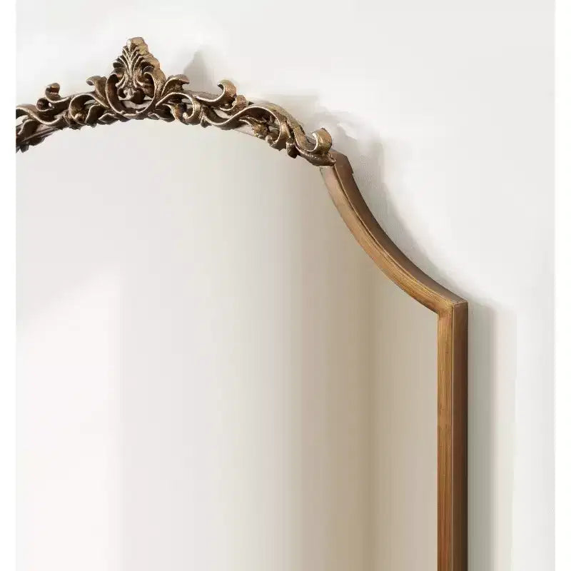 Miroir Arendahl de style traditionnel avec bordure festonnée, couleur or, de Kate & Laurel All Things Decor
