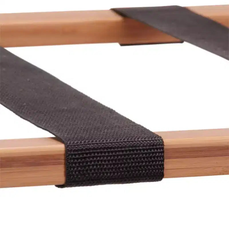 Porte-bagages pliant entièrement assemblé avec étagère de rangement inférieure | Cadre en bambou avec sangles noires