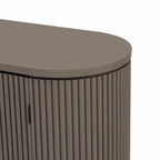 Armoire de rangement à portes rayées verticales avec poignées en métal, étagères réglables