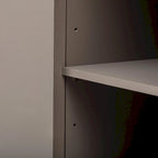 Armoire de rangement à portes rayées verticales avec poignées en métal, étagères réglables