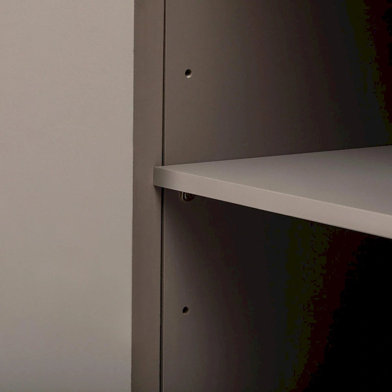 Armoire de rangement à portes rayées verticales avec poignées en métal, étagères réglables