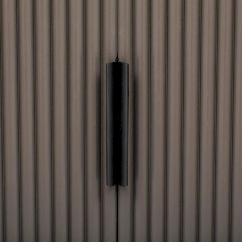 Armoire de rangement à portes rayées verticales avec poignées en métal, étagères réglables