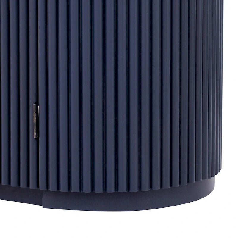 Armoire de rangement à portes rayées verticales avec poignées en métal, étagères réglables