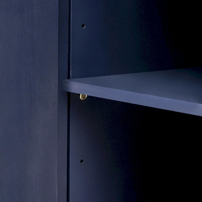 Armoire de rangement à portes rayées verticales avec poignées en métal, étagères réglables