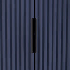 Armoire de rangement à portes rayées verticales avec poignées en métal, étagères réglables