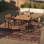 Table en teck synthétique carrée de 36 po avec cadre en acier noir, trou pour parasol et 4 fauteuils de club.