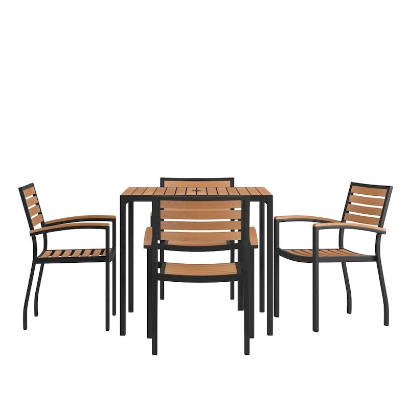 Table en teck synthétique carrée de 36 po avec cadre en acier noir, trou pour parasol et 4 fauteuils de club.