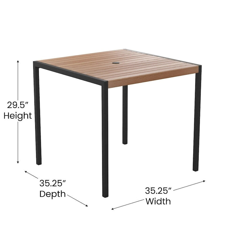 Table en teck synthétique carrée de 36 po avec cadre en acier noir, trou pour parasol et 4 fauteuils de club.