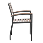 Table en teck synthétique carrée de 36 po avec cadre en acier noir, trou pour parasol et 4 fauteuils de club.