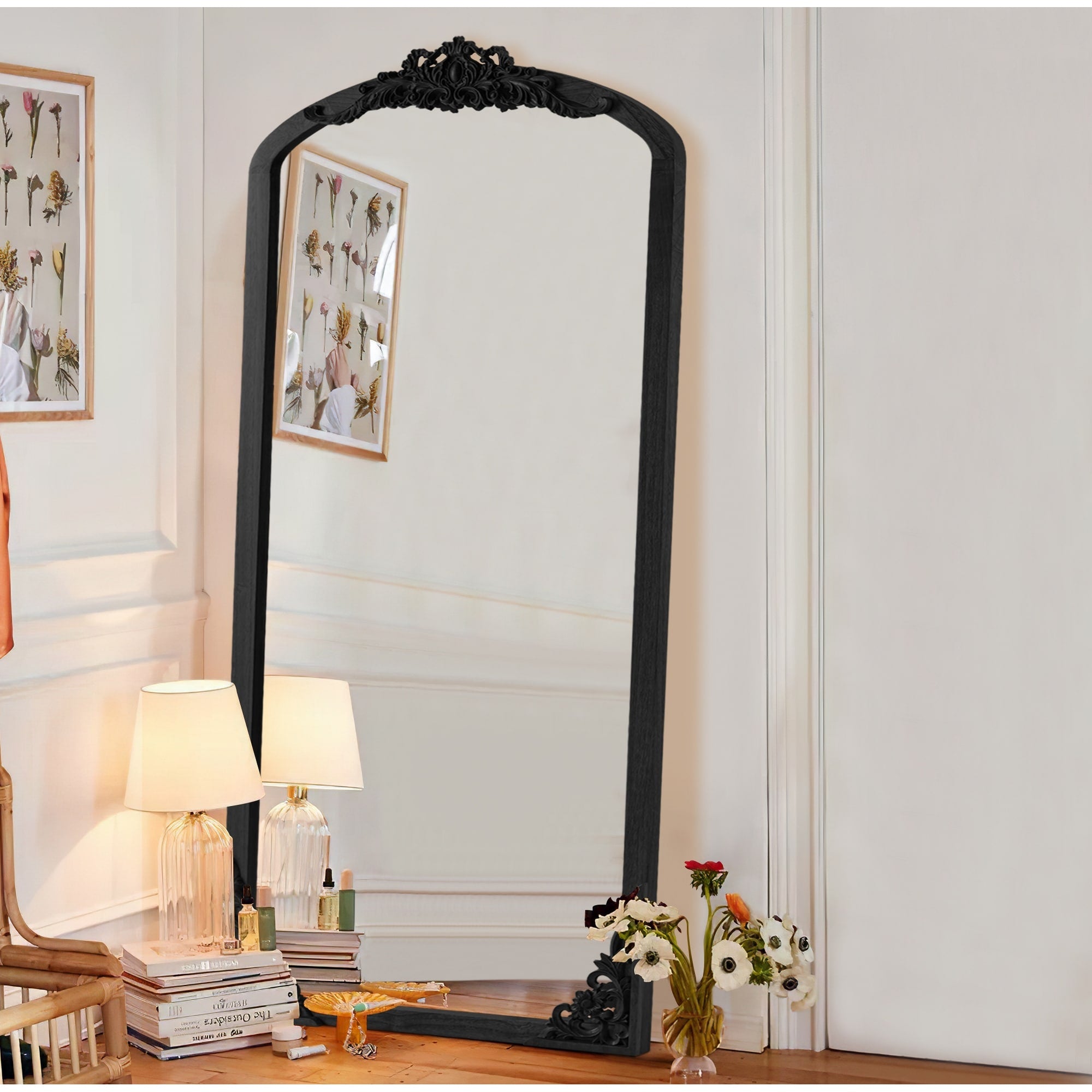 Miroir sur pied en bois massif sculpté en plein cintre