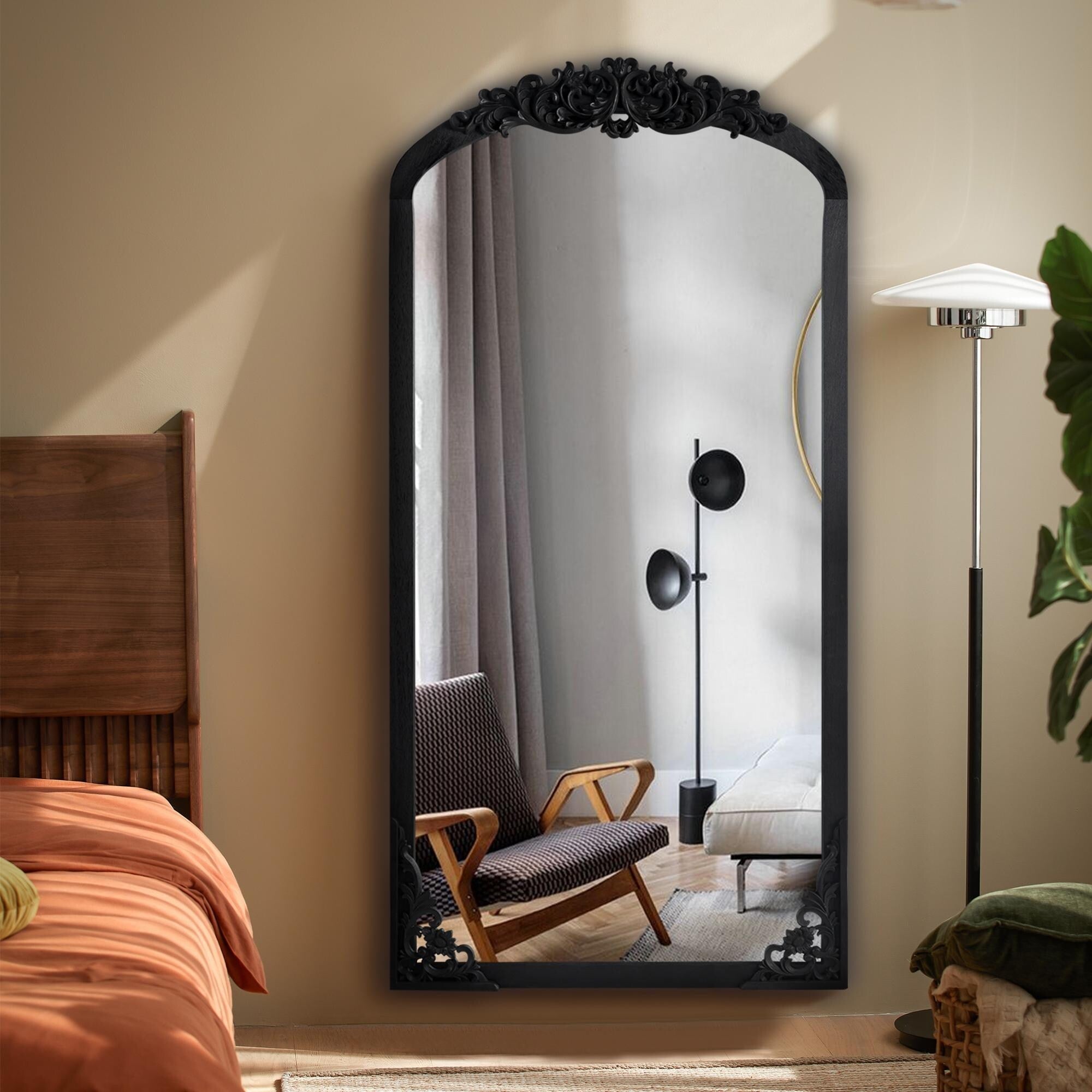 Miroir sur pied en bois massif sculpté en plein cintre