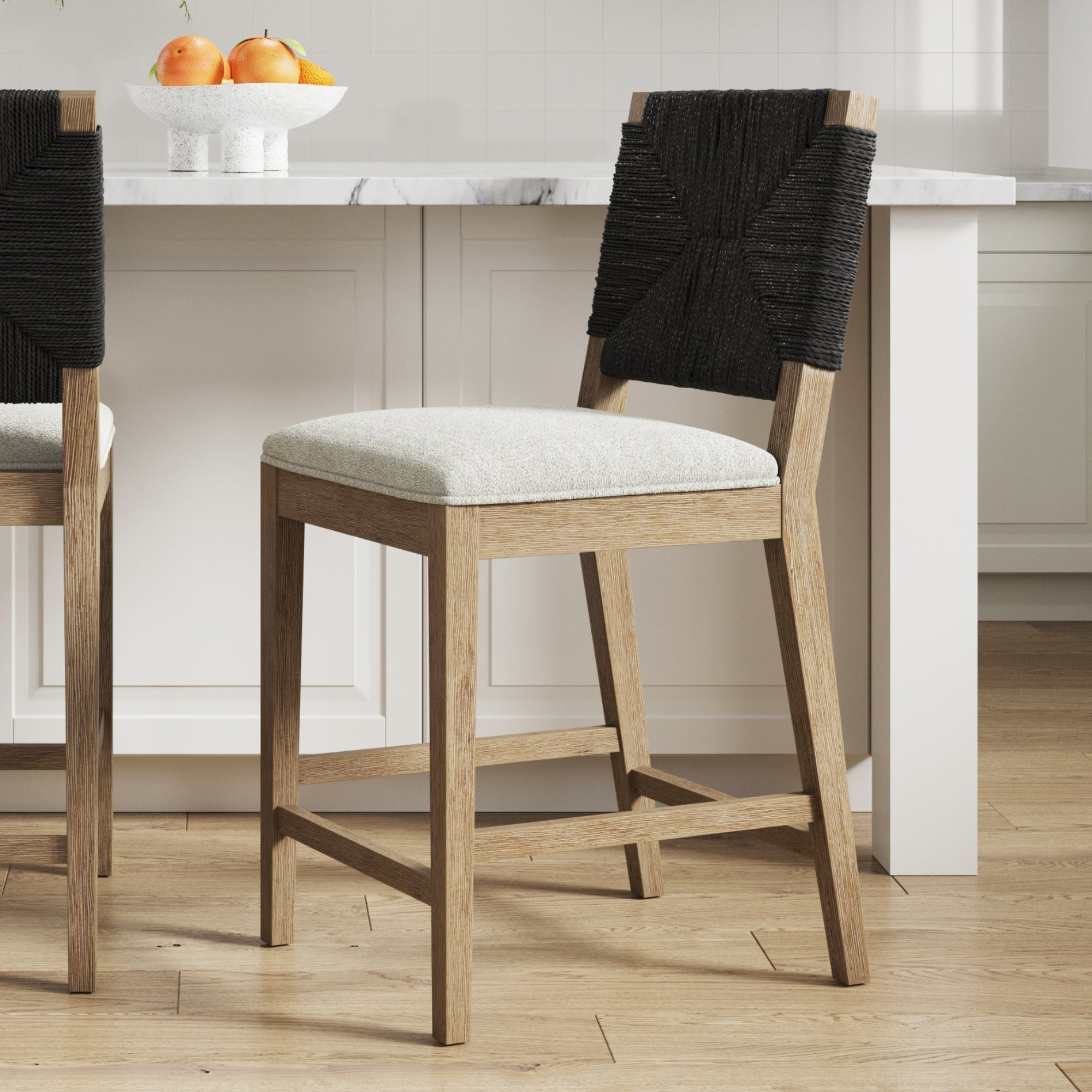 Tabouret de bar Beacon Bohemian Boucle, Chaise de comptoir rembourrée avec structure en bois massif et dossier en jonc de mer tressé